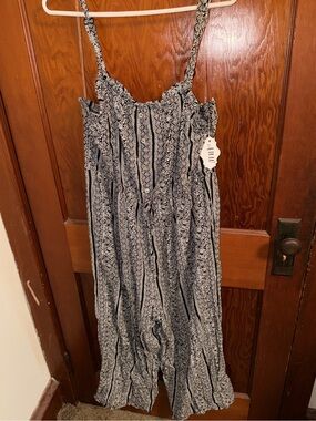 Black & White Printed Strappy Jumpsuit (size says 3X I recommend XL)